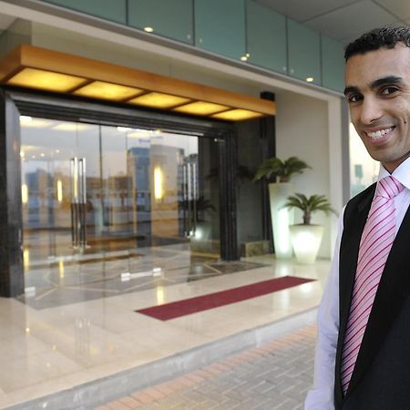Fraser Suites Seef Bahrain apartamentos Manama Exterior foto A doorman at a hotel