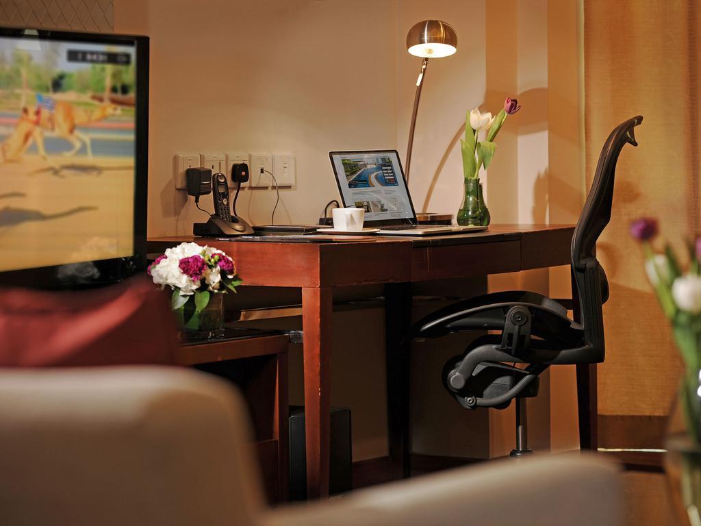 Fraser Suites Seef Bahrain apartamentos Manama Exterior foto A work desk in a hotel room