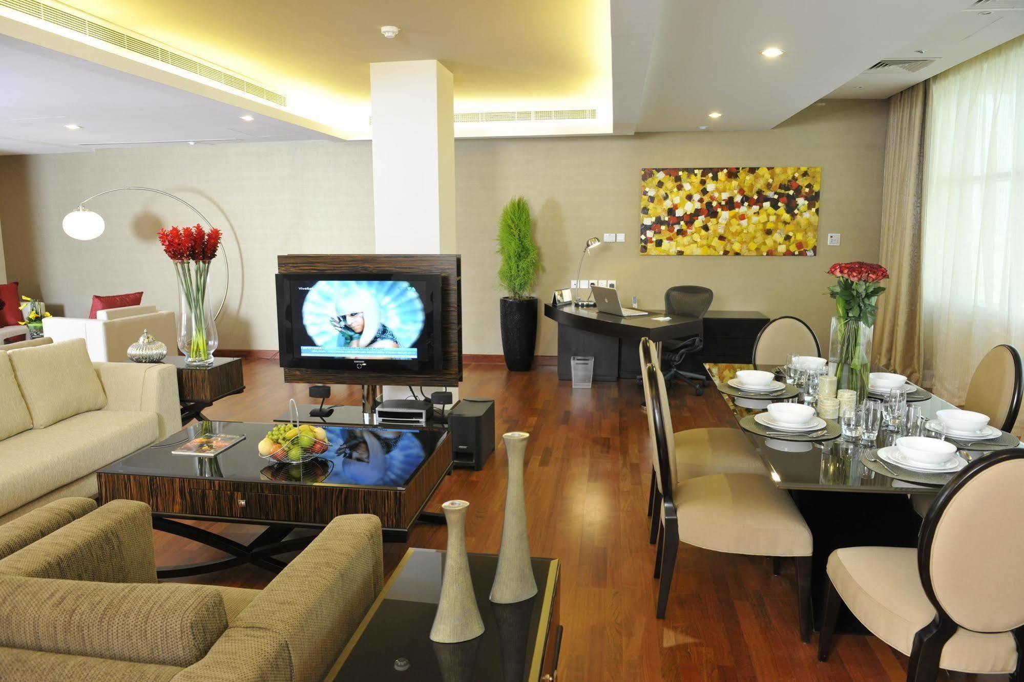 Fraser Suites Seef Bahrain apartamentos Manama Restaurante foto A living room in a serviced apartment in Kuala Lumpur, Malaysia